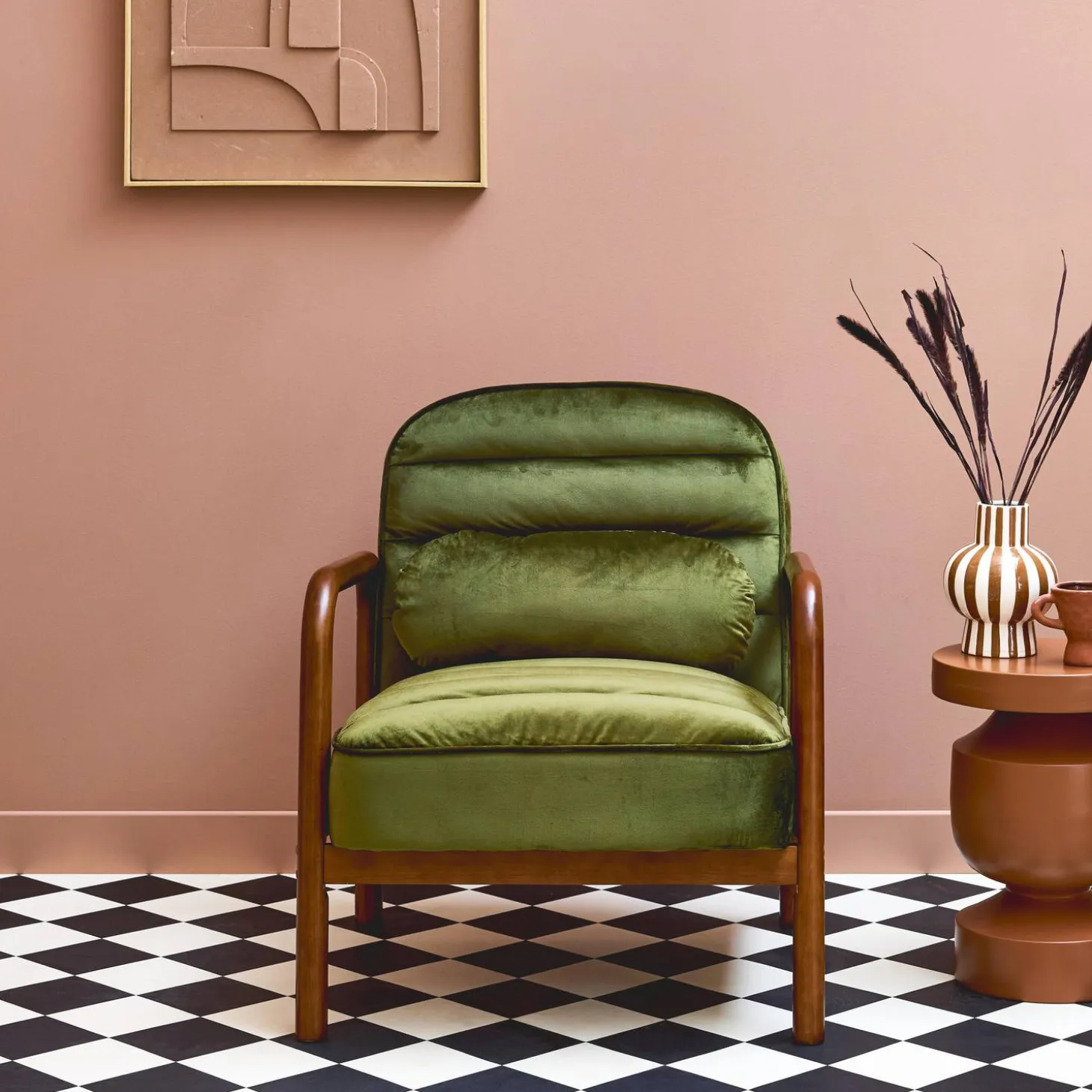 Sillón escandinavo de madera de hevea teñida de nogal y tela de terciopelo