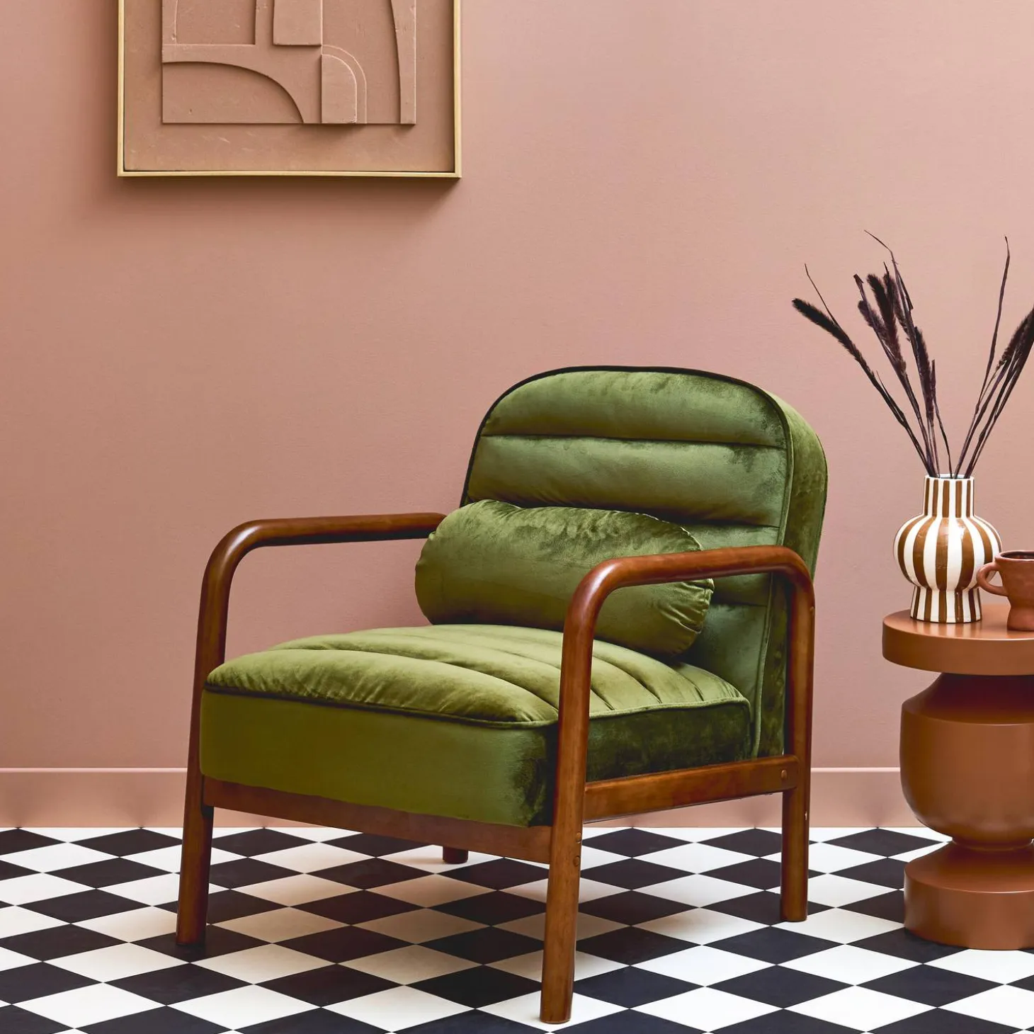 Sillón escandinavo de madera de hevea teñida de nogal y tela de terciopelo