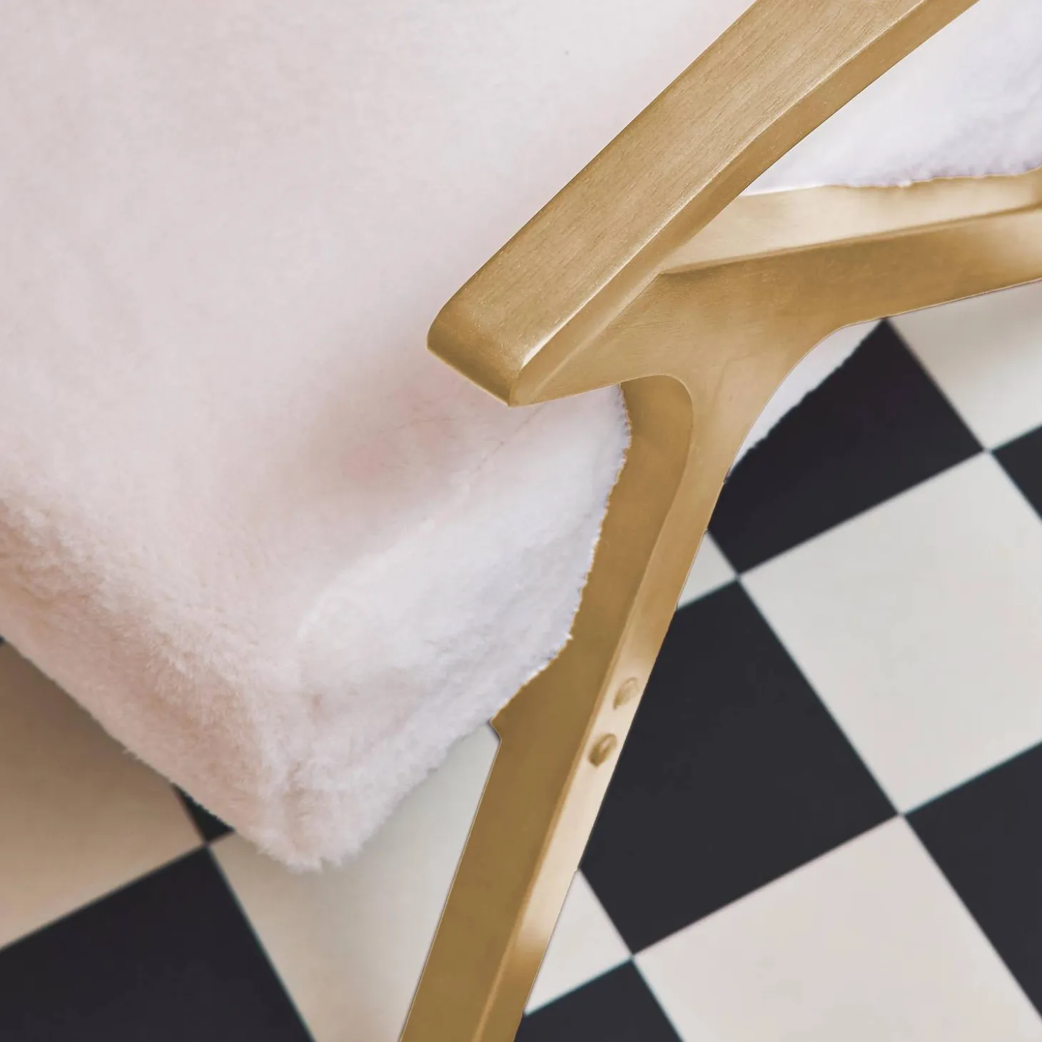 Sillón escandinavo de madera de hevea y efecto pelo sintético