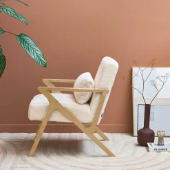 Sillón escandinavo de madera de hevea y efecto pelo sintético