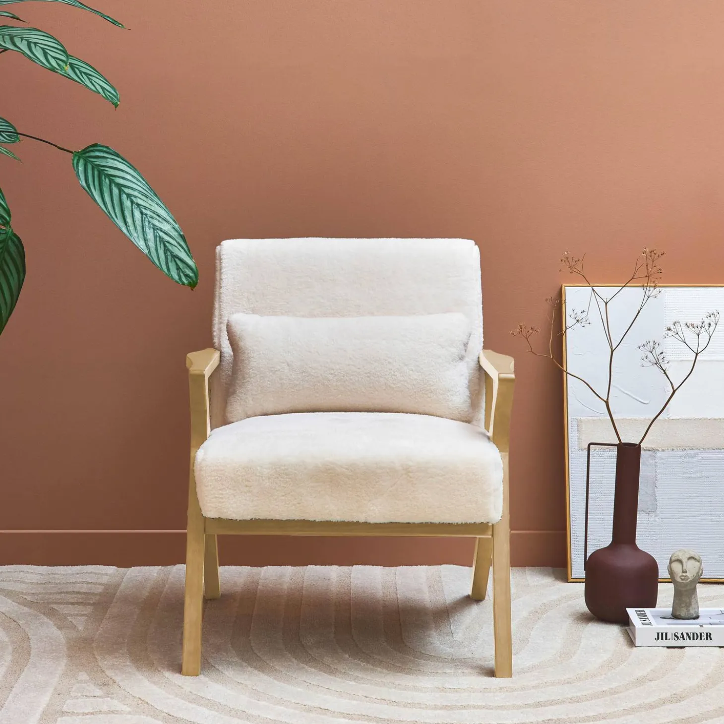 Sillón escandinavo de madera de hevea y efecto pelo sintético