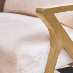 Sillón escandinavo de madera de hevea y efecto pelo sintético