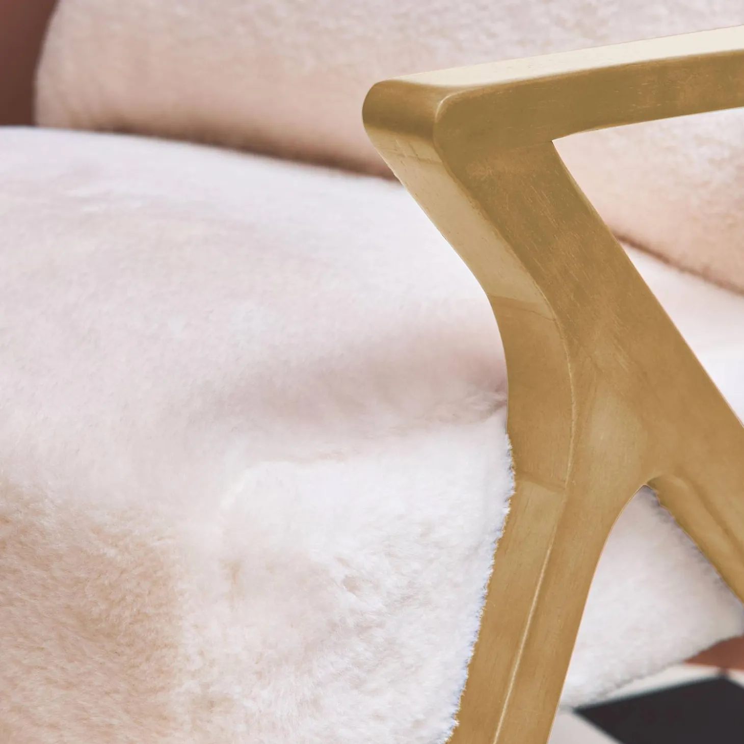 Sillón escandinavo de madera de hevea y efecto pelo sintético