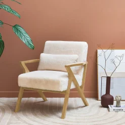 Sillón escandinavo de madera de hevea y efecto pelo sintético