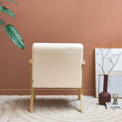 Sillón escandinavo de madera de hevea y efecto pelo sintético