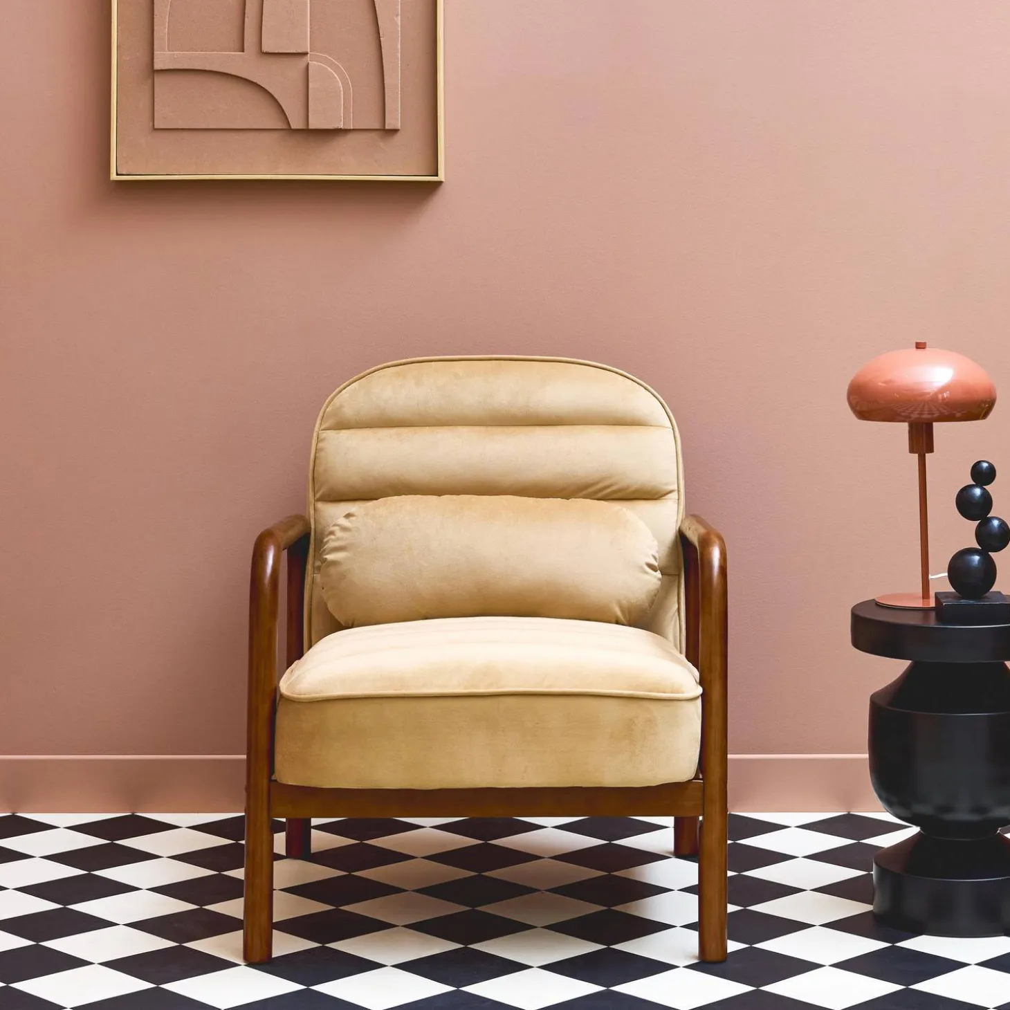 Sillón escandinavo de madera de hevea teñida de nogal y tela de terciopelo