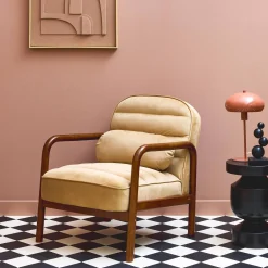 Sillón escandinavo de madera de hevea teñida de nogal y tela de terciopelo