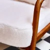 Sillón escandinavo de madera de hevea teñida y efecto pelo sintético