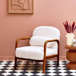 Sillón escandinavo de madera de hevea teñida y efecto pelo sintético