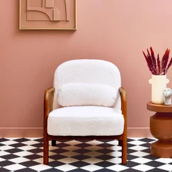 Sillón escandinavo de madera de hevea teñida y efecto pelo sintético