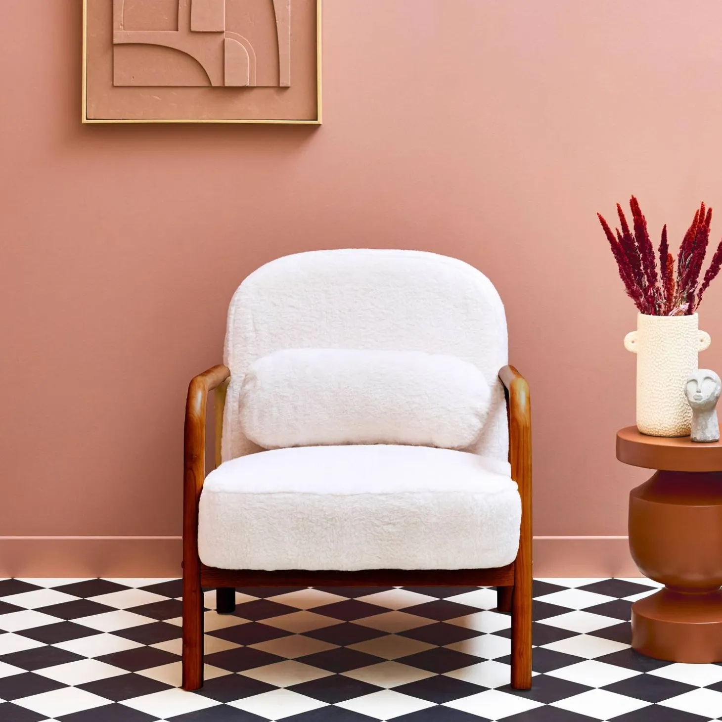 Sillón escandinavo de madera de hevea teñida y efecto pelo sintético