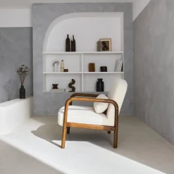 Sillón escandinavo de madera de hevea en tejido borreguito