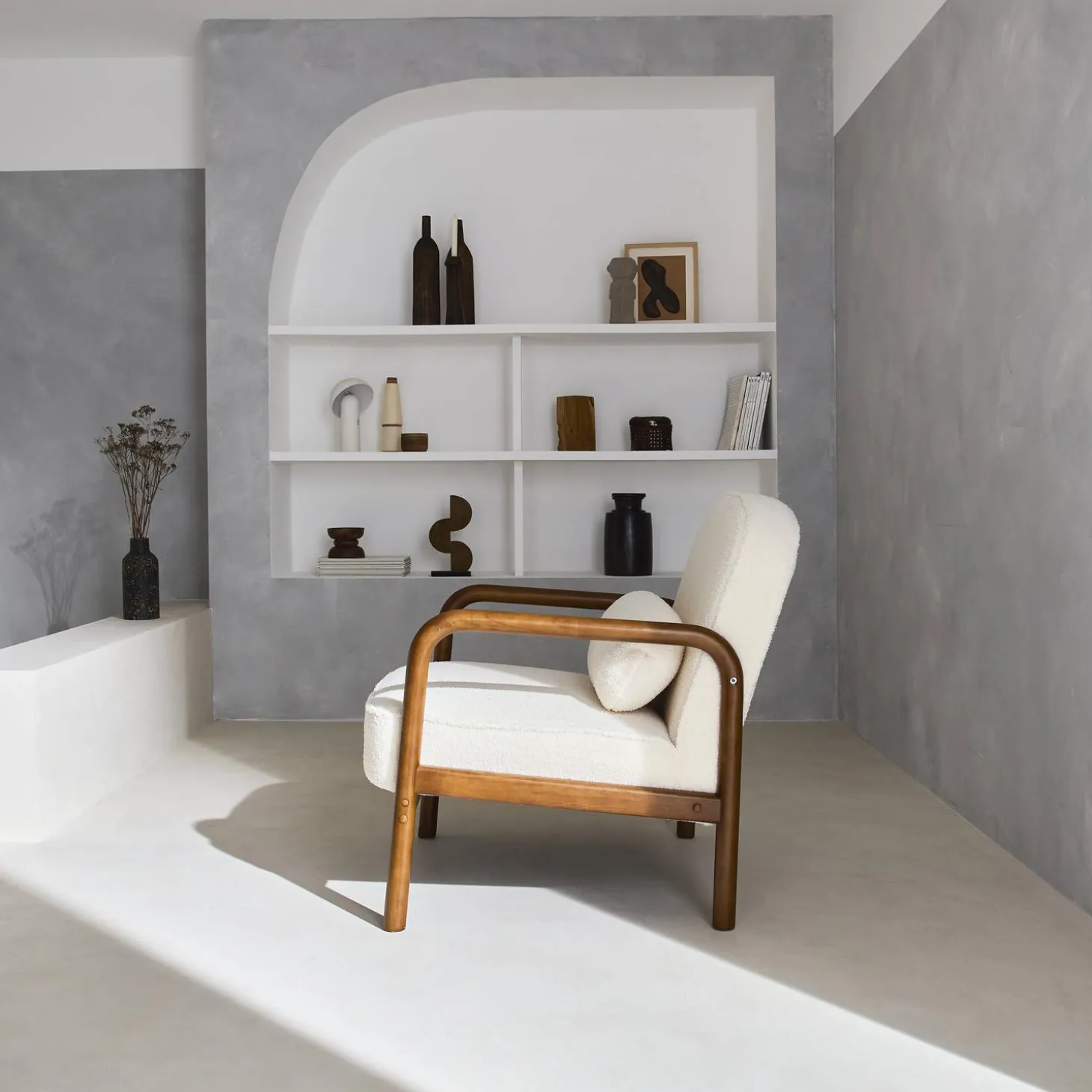 Sillón escandinavo de madera de hevea en tejido borreguito