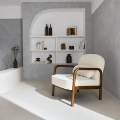 Sillón escandinavo de madera de hevea en tejido borreguito