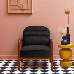 Sillón escandinavo de madera de hevea teñida de nogal y tela de terciopelo