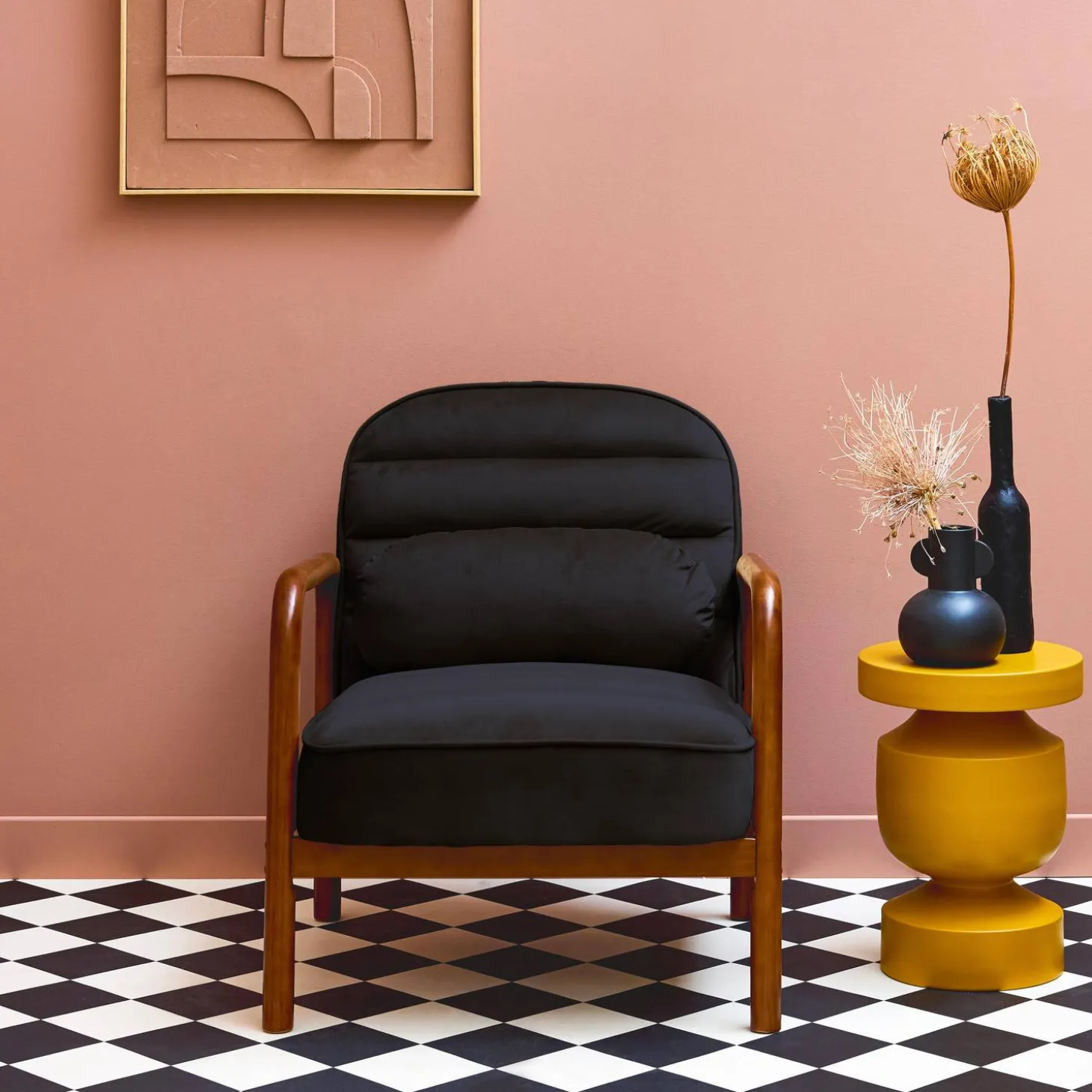 Sillón escandinavo de madera de hevea teñida de nogal y tela de terciopelo
