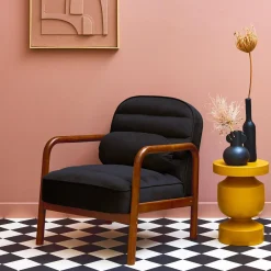Sillón escandinavo de madera de hevea teñida de nogal y tela de terciopelo
