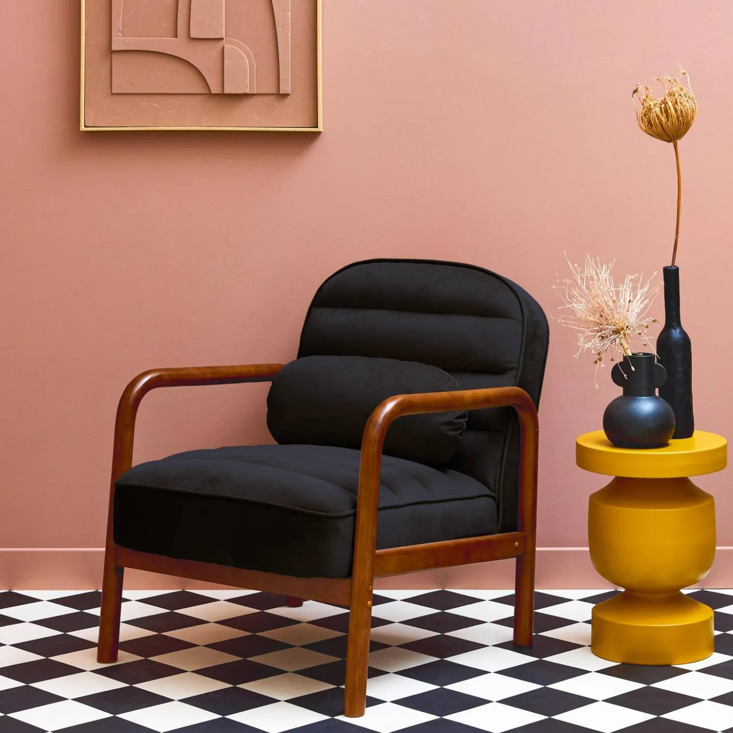 Sillón escandinavo de madera de hevea teñida de nogal y tela de terciopelo