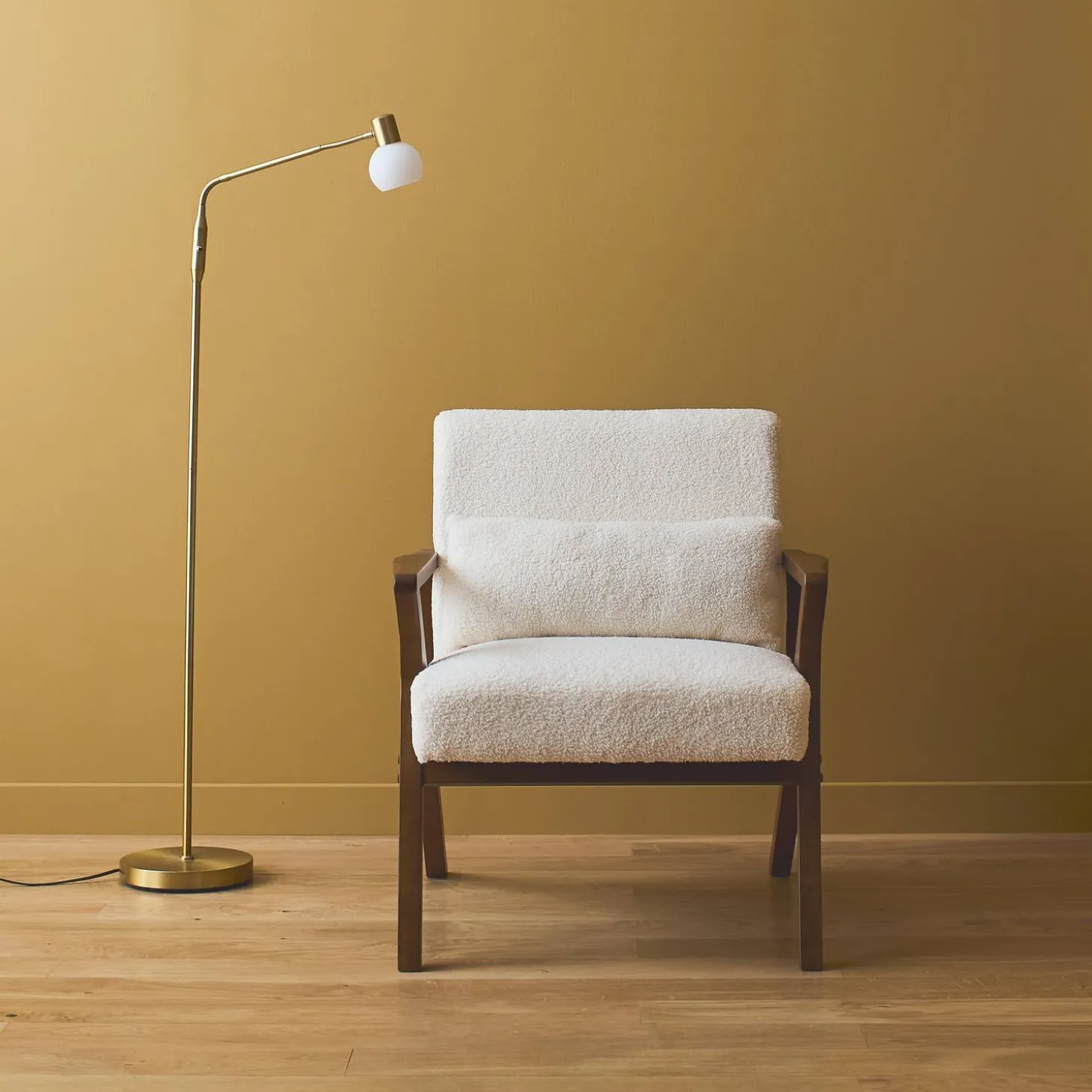Sillón escandinavo de madera de hevea y borreguito