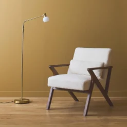 Sillón escandinavo de madera de hevea y borreguito