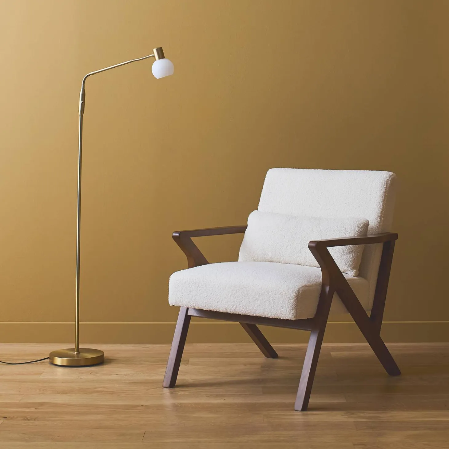 Sillón escandinavo de madera de hevea y borreguito