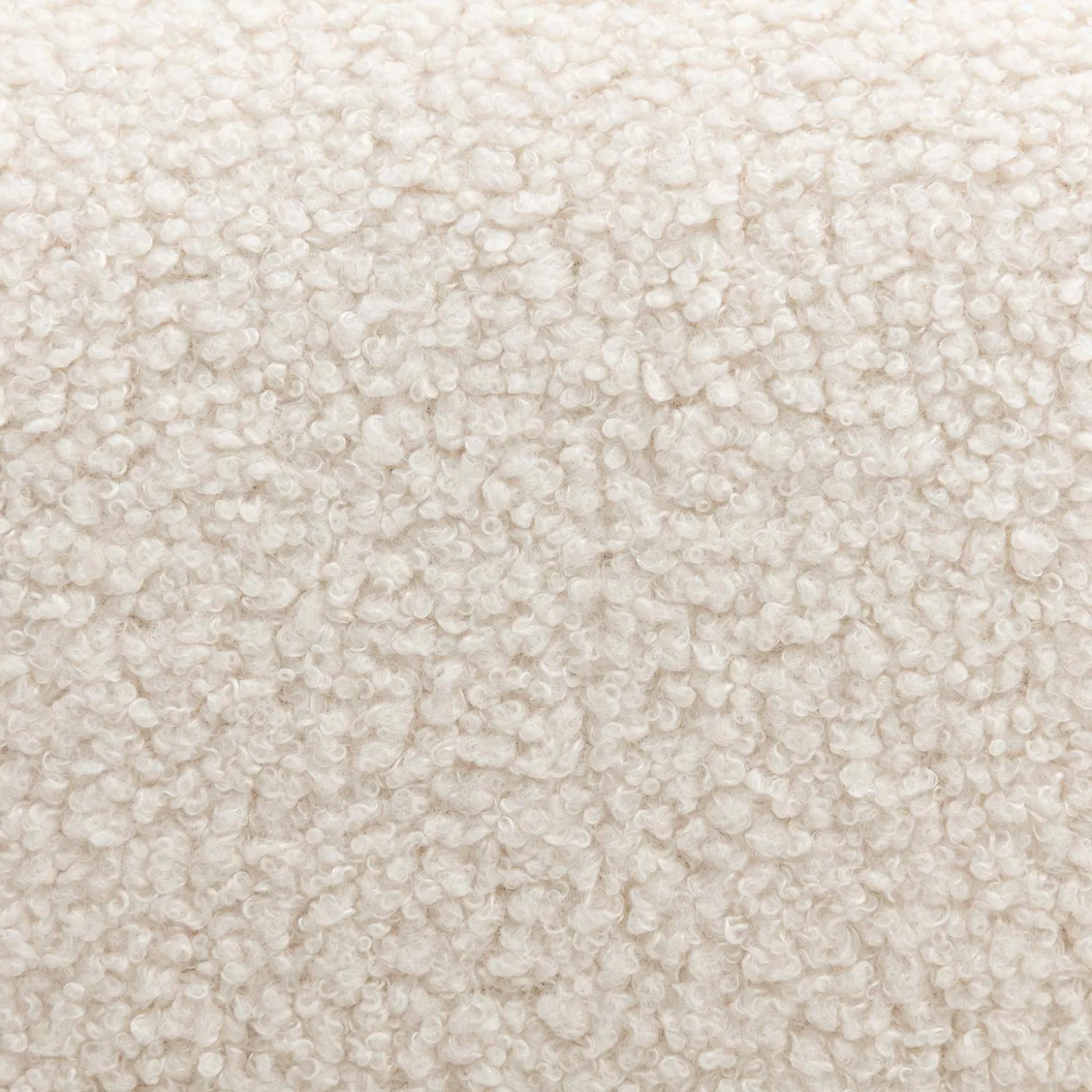 Sillón escandinavo de madera de hevea y borreguito