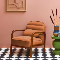 Sillón escandinavo de madera de hevea teñida de nogal y tela de terciopelo