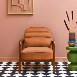 Sillón escandinavo de madera de hevea teñida de nogal y tela de terciopelo