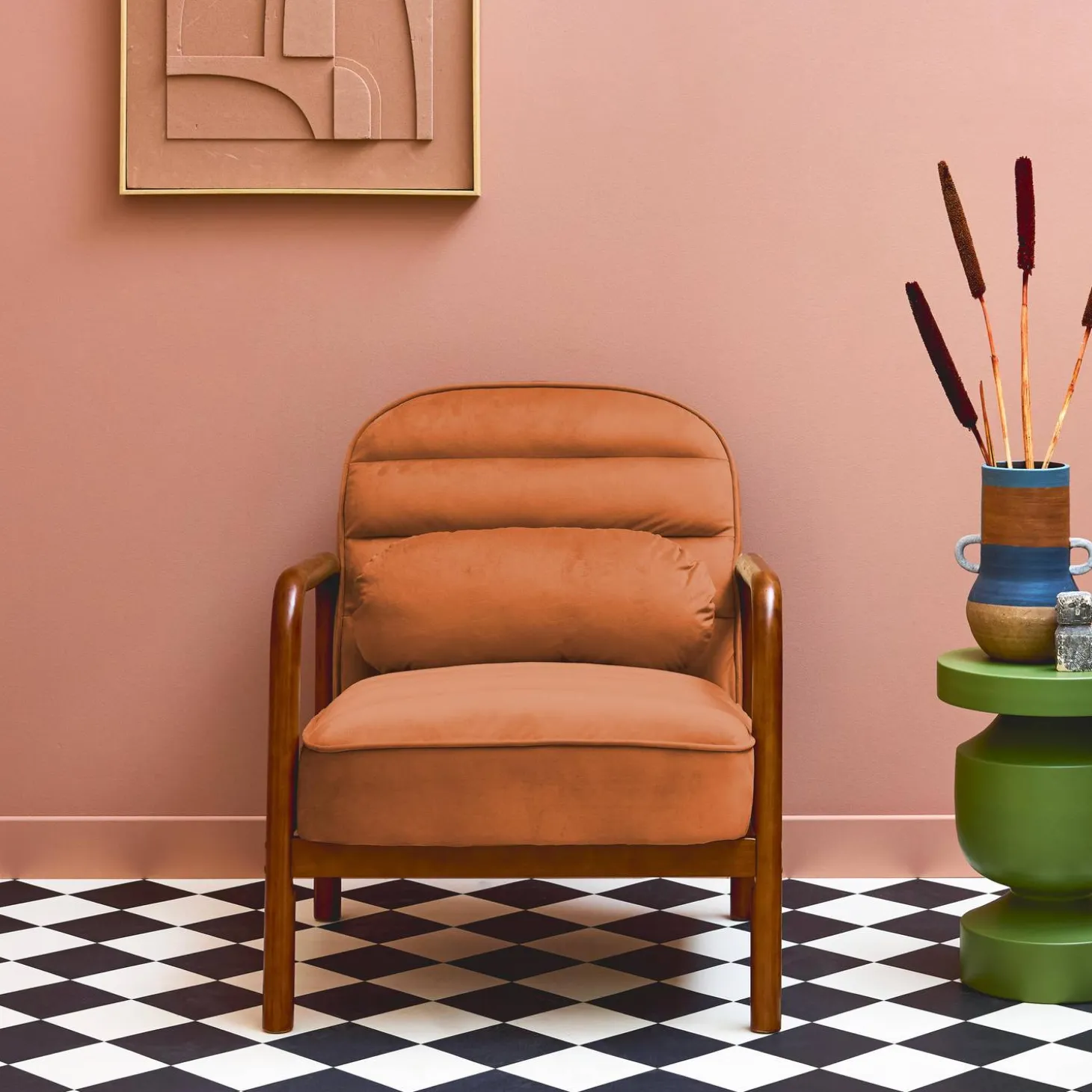 Sillón escandinavo de madera de hevea teñida de nogal y tela de terciopelo