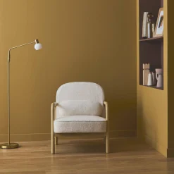 Sillón escandinavo de madera de hevea y borreguito