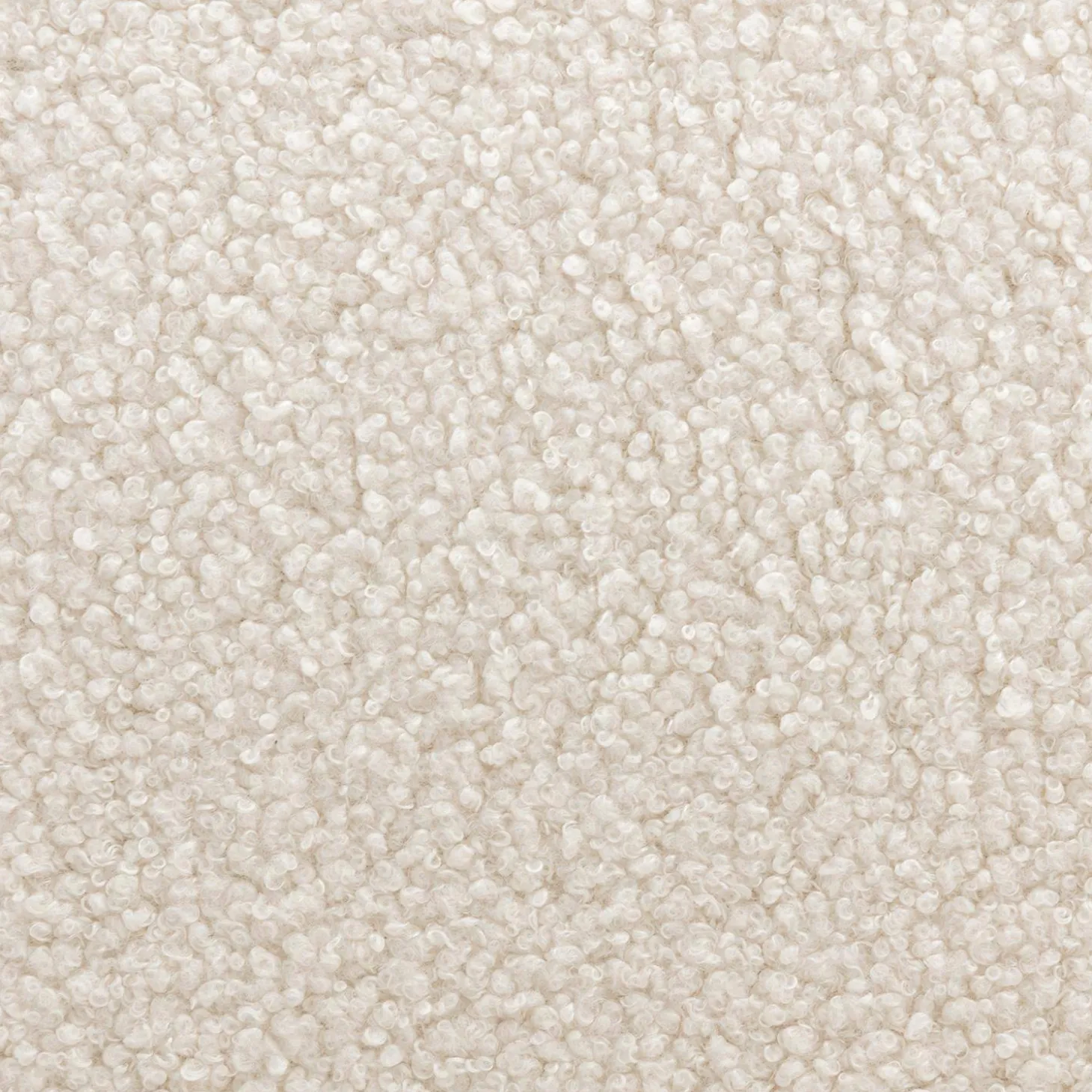 Sillón escandinavo de madera de hevea y borreguito