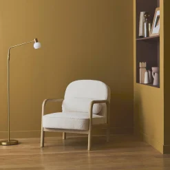 Sillón escandinavo de madera de hevea y borreguito