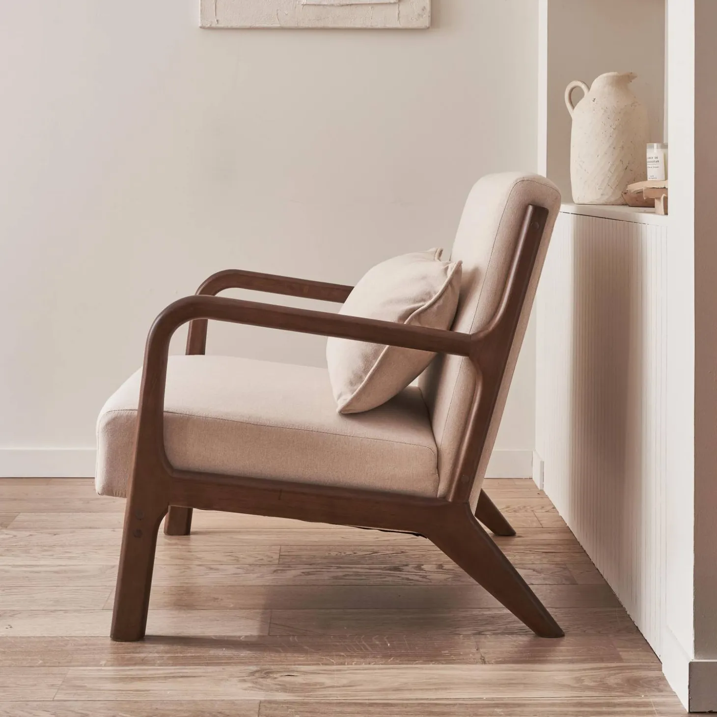 Sillón escandinavo de tela y madera de hevea
