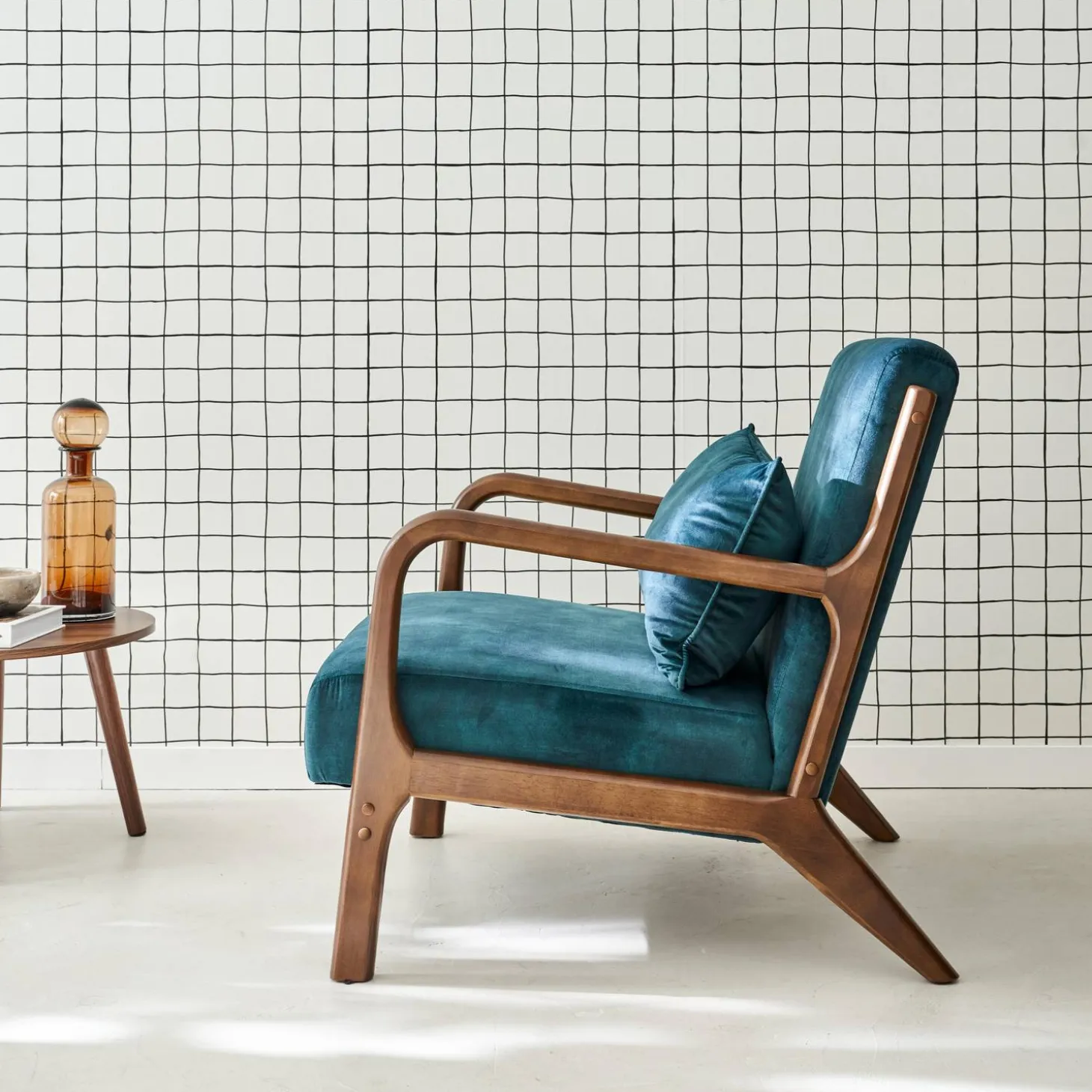 Sillón escandinavo de terciopelo y madera de hevea