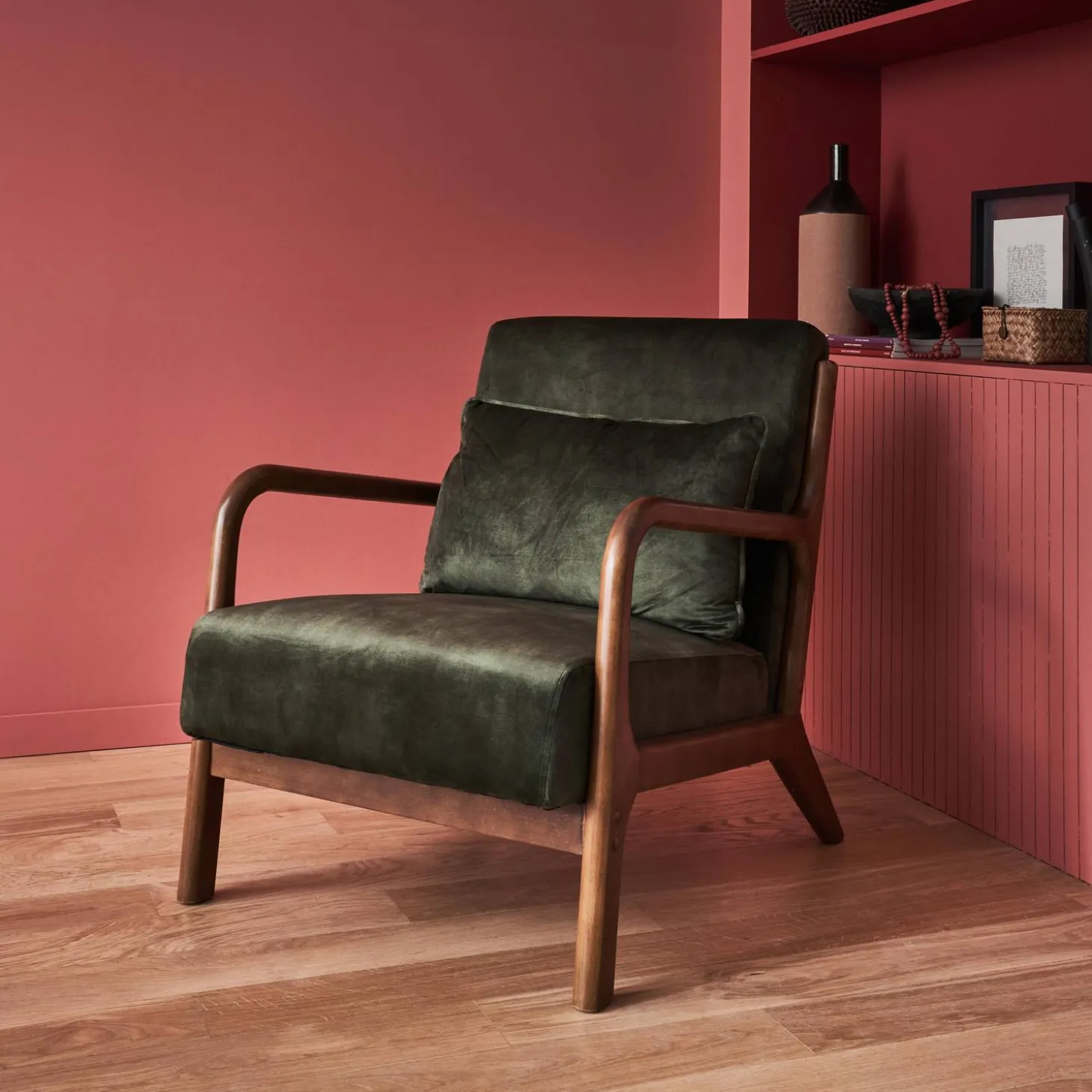 Sillón escandinavo de terciopelo y madera de hevea