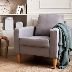 Sillón estilo escandinavo con patas de madera