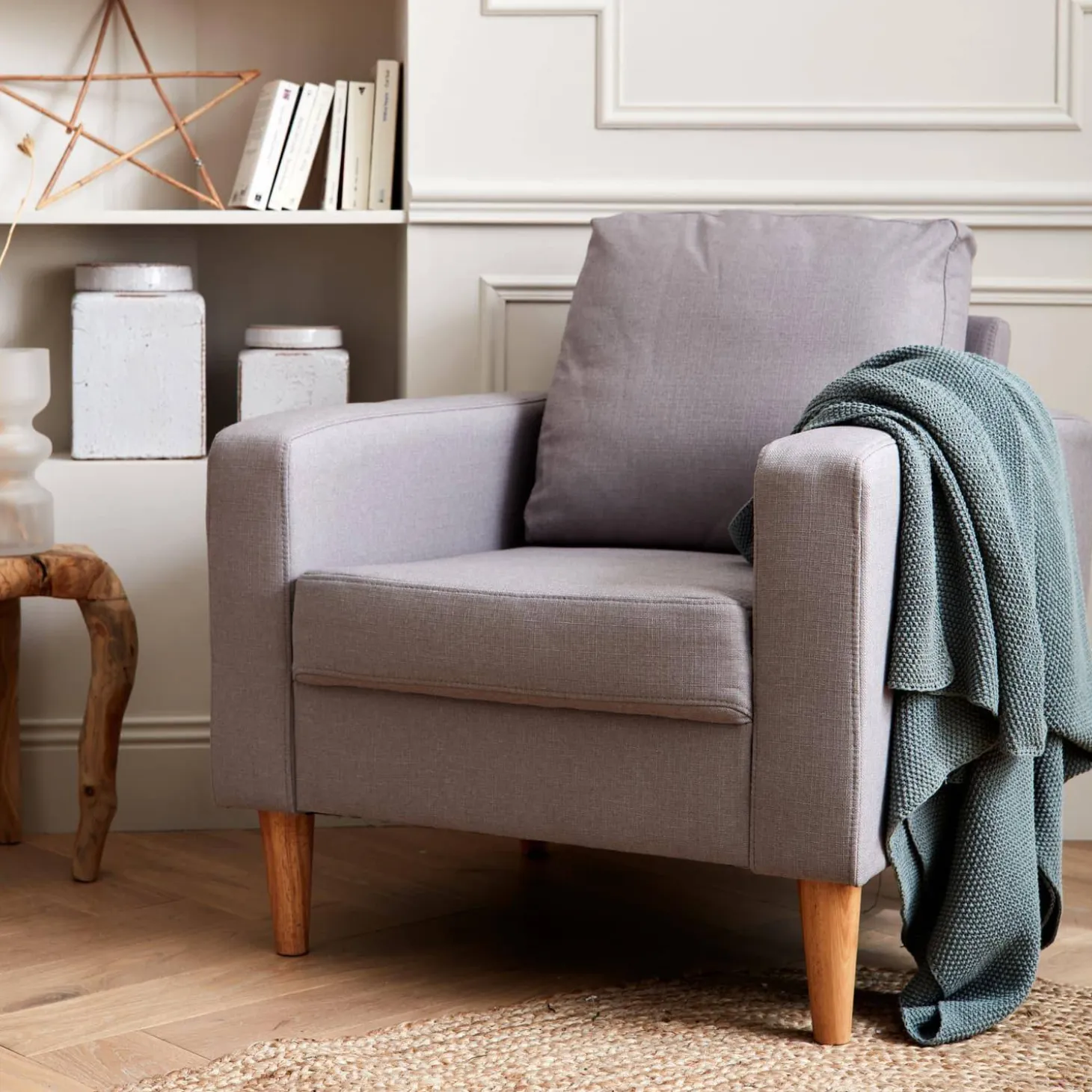 Sillón estilo escandinavo con patas de madera