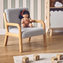 Sillón infantil escandinavo de madera y tela borreguito