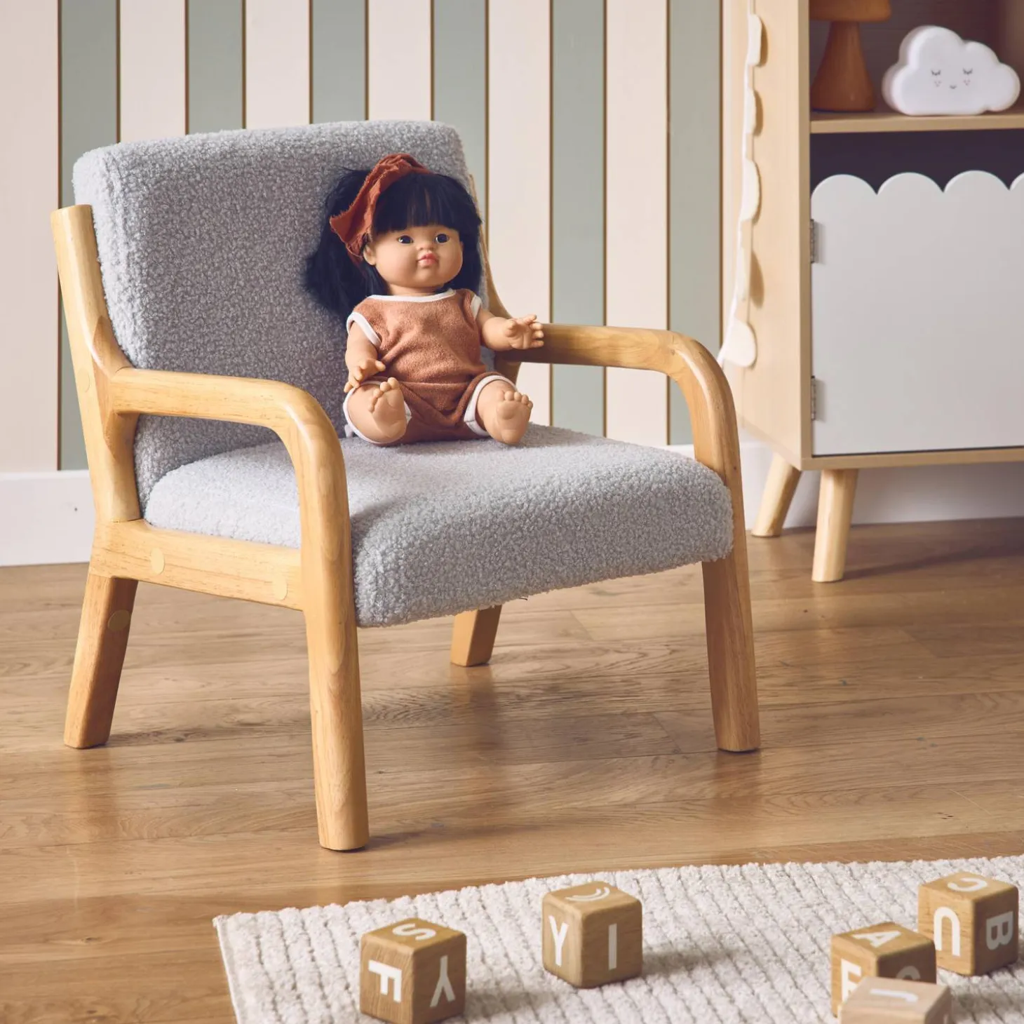 Sillón infantil escandinavo de madera y tela borreguito