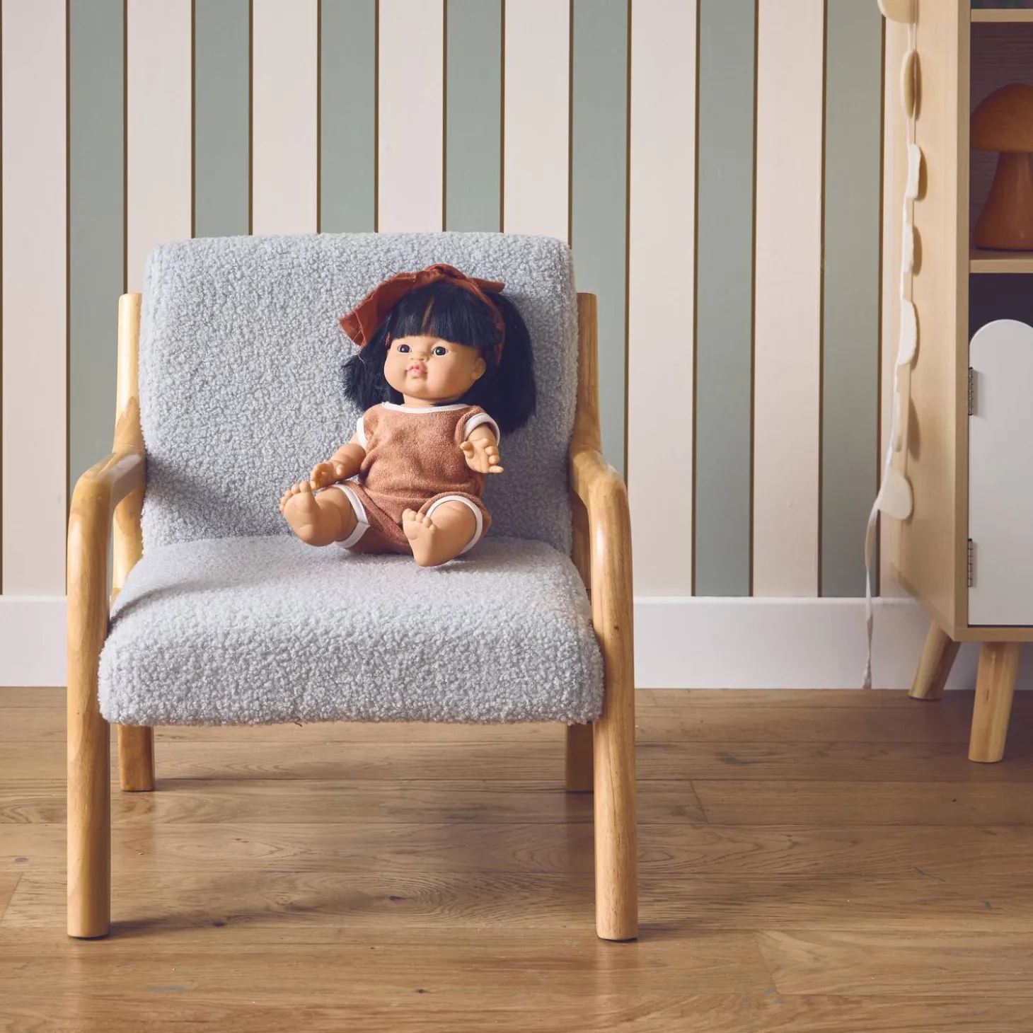 Sillón infantil escandinavo de madera y tela borreguito