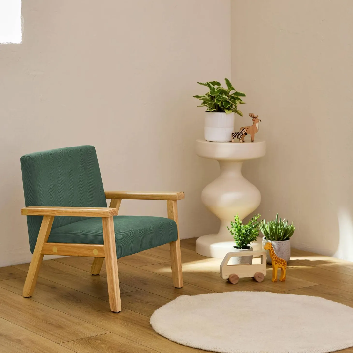 Sillón infantil escandinavo de pana y madera de caucho