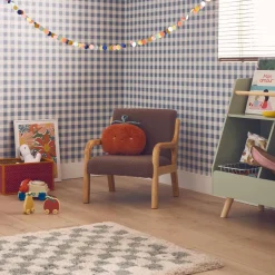Sillón infantil escandinavo de madera y tela borreguito