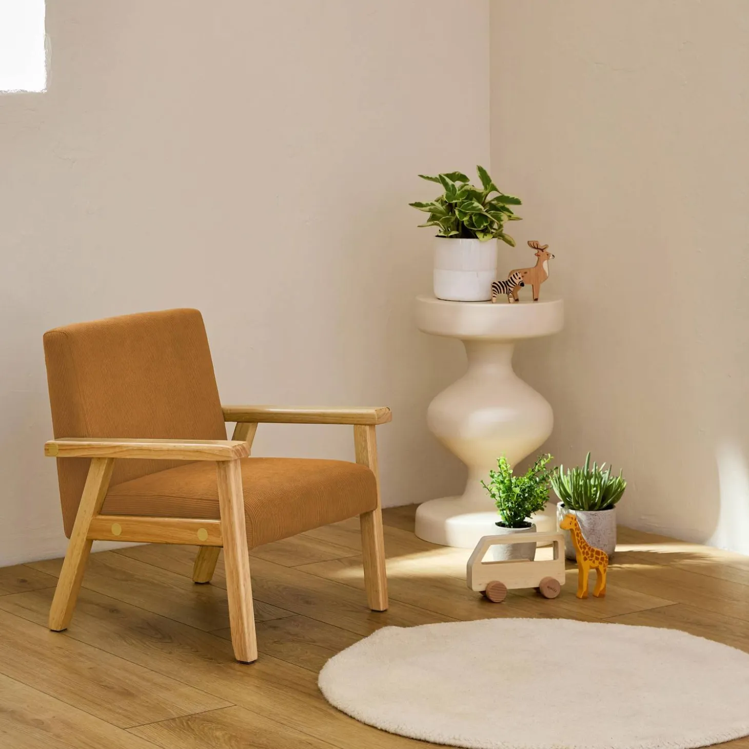 Sillón infantil escandinavo de pana y madera de caucho