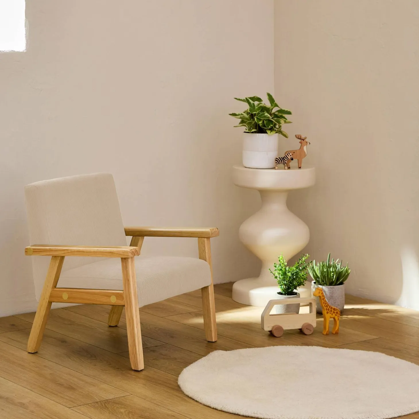 Sillón infantil escandinavo de pana y madera de caucho