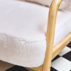 Sillón redondo escandinavo de madera de hevea y tela efecto pelo sintético
