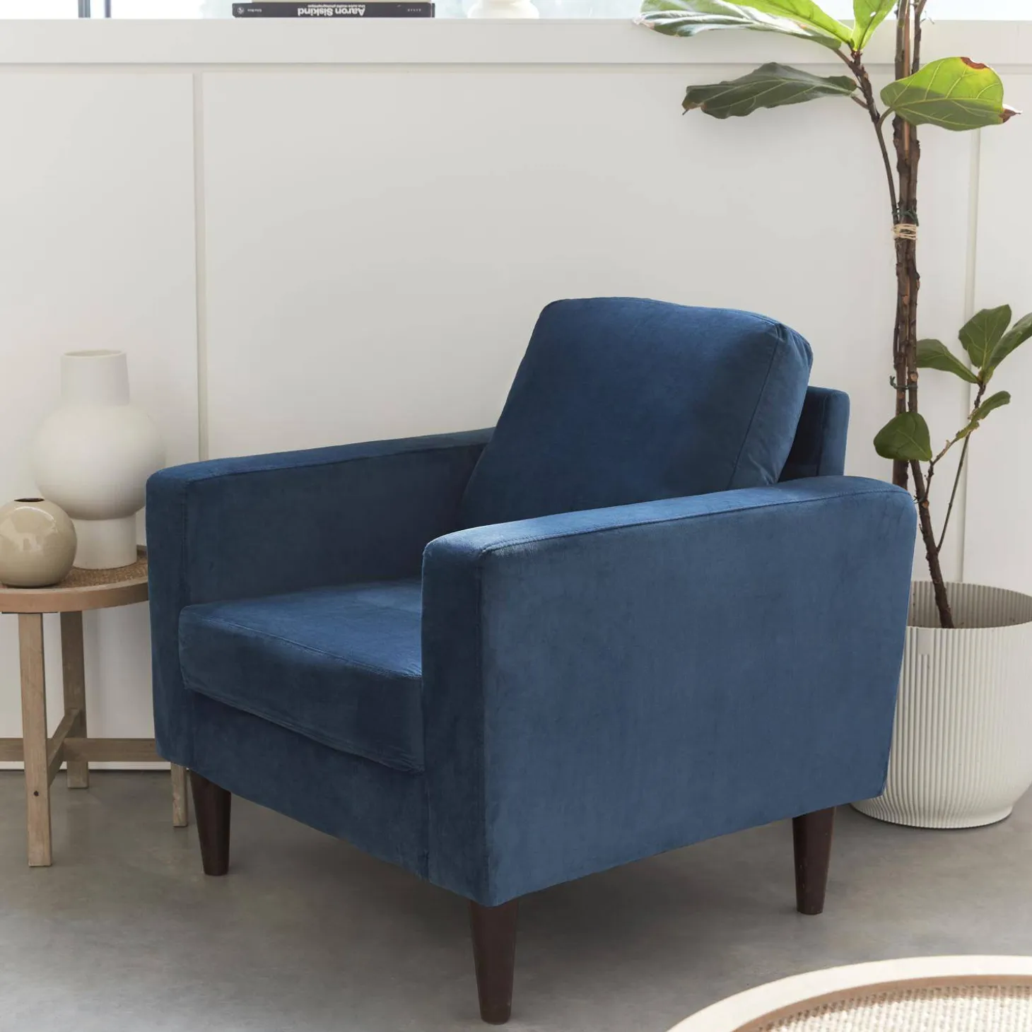 Sillón vintage de terciopelo con patas de madera