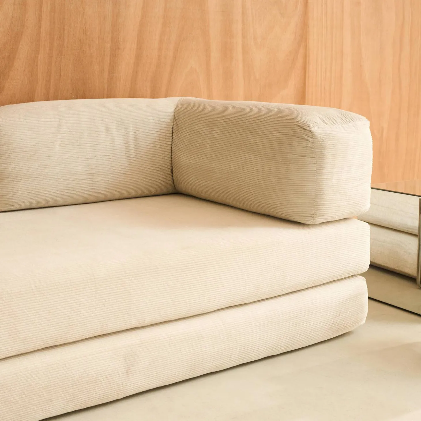 Sofá cama con futón plegable en pana y estructura cromada, 3 plazas