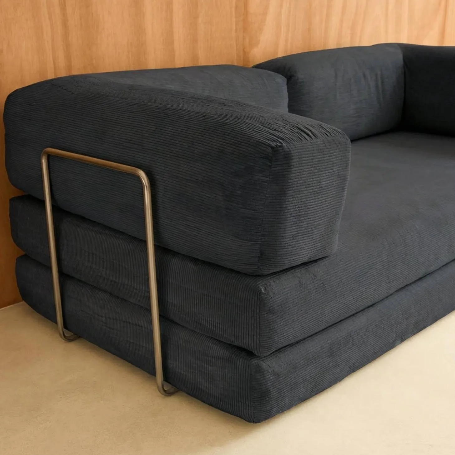 Sofá cama con futón plegable en pana y estructura cromada, 3 plazas