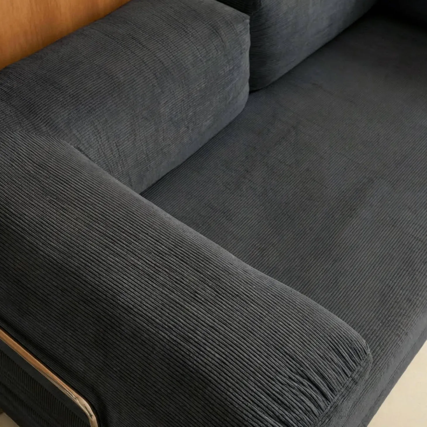 Sofá cama con futón plegable en pana y estructura cromada, 3 plazas