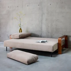 Sofá cama de 3 plazas con reposabrazos de madera